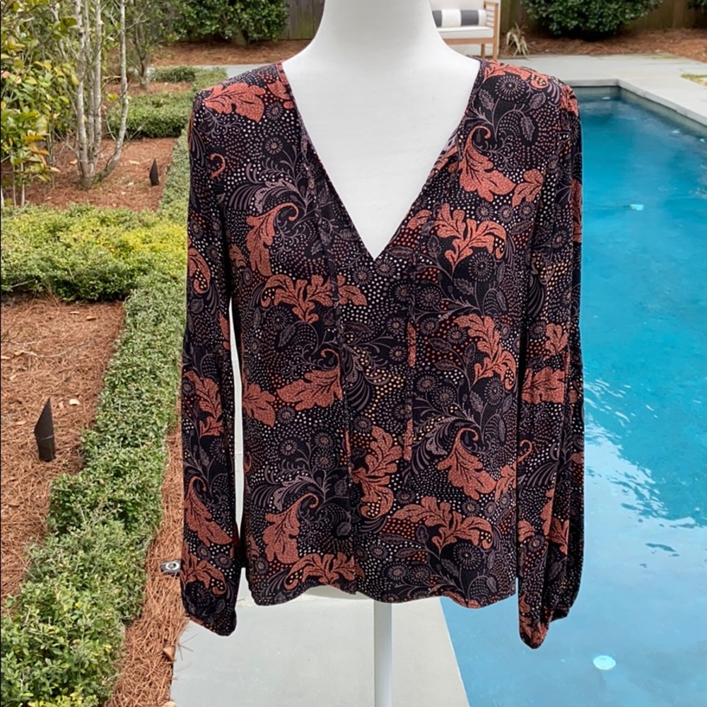 Sanctuary rayon blouse in XS. Black and rust.